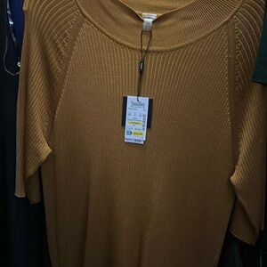 NWT, Crew neck, Gold